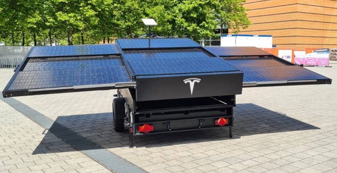 Aparece un extraño remolque solar de Tesla en una feria alemana, ¿qué será?