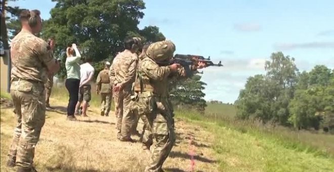 Ucranianos entrenan contra reloj en territorio británico para luchar contra Rusia