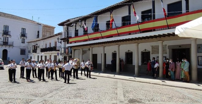 Un bulo sobre el recorte de festejos en un pueblo de Toledo provoca un escrache al alcalde: "Que nos devuelva las fiestas"