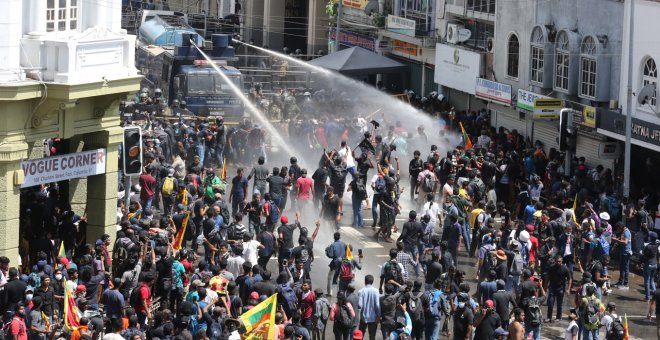 Cientos de manifestantes entran en la residencia oficial del presidente de Sri Lanka