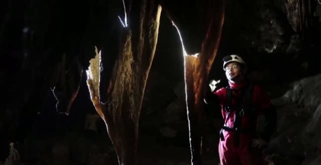 Un equipo de geólogos descubre en China una cueva con impresionantes formas calcáreas