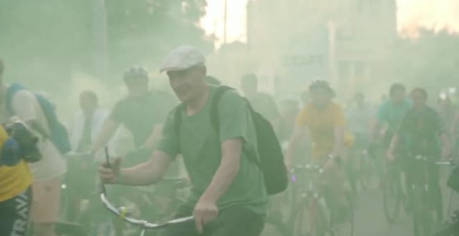 Desfile ciclista en Moscú para celebrar el verano y el fin de las restricciones covid