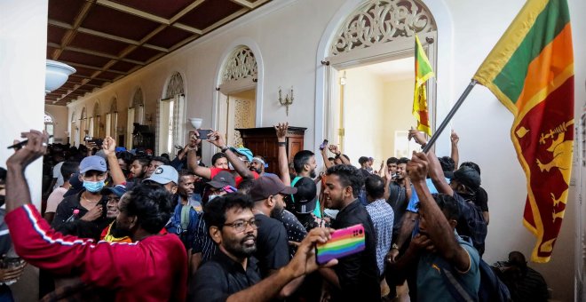 Calma en la capital de Sri Lanka tras las protestas que dejaron a 103 personas heridas y forzaron la dimisión del presidente