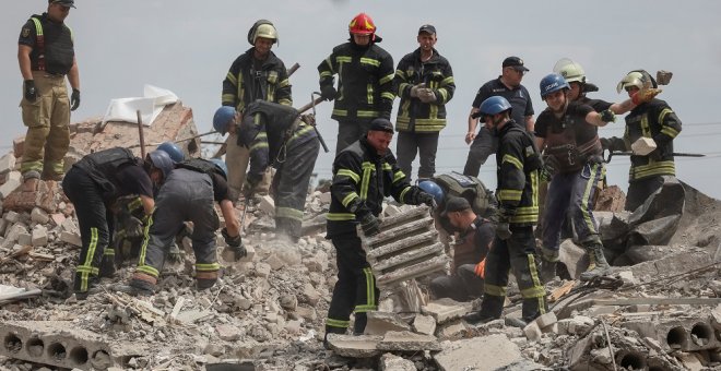 Ucrania denuncia 15 muertos y 24 atrapados por un ataque ruso a un edificio en Donetsk