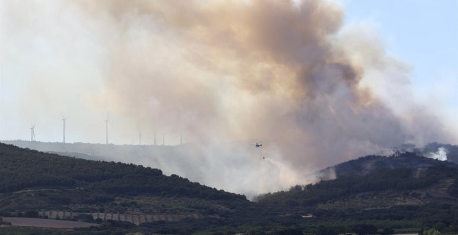 Un incendio en La Rioja y otro en Sevilla provocan el desalojo de viviendas y la quema de al menos 70 hectáreas