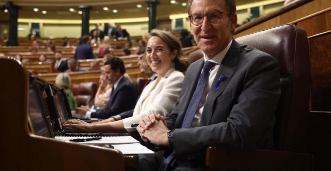 Lazos azules y un minuto de silencio que secundó hasta EH Bildu: así ha querido meter el PP a ETA en el debate