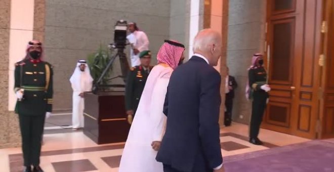 Biden 'choca los puños' a Mohamed Bin Salman durante su visita a Arabia Saudí
