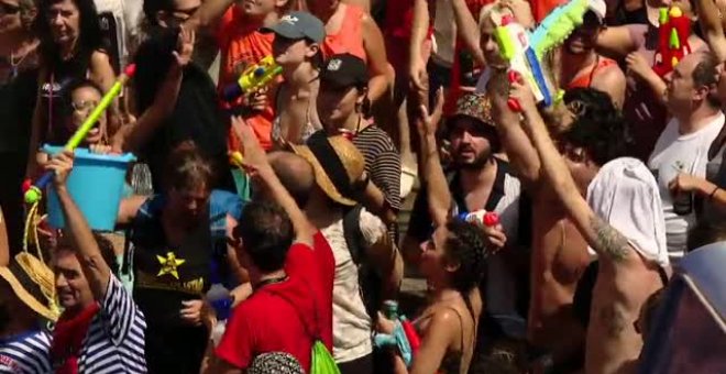 La Batalla Naval de Vallecas refresca a miles de madrileños en plena ola de calor extremo