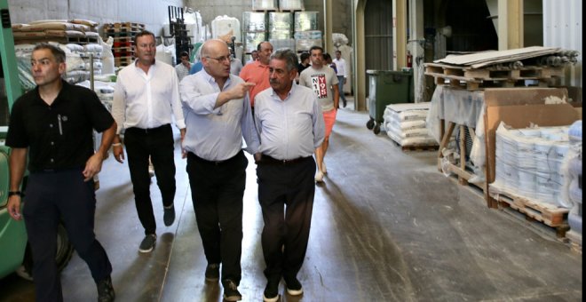 Revilla elogia la "extraordinaria leche y carne" de Cantabria en su visita a la cooperativa Valles Unidos del Asón