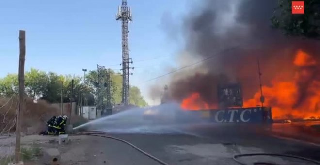 Un herido en el incendio de un depósito de chatarra en Madrid