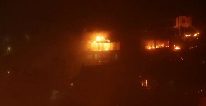Las llamas engullen varias casas al norte de Atenas