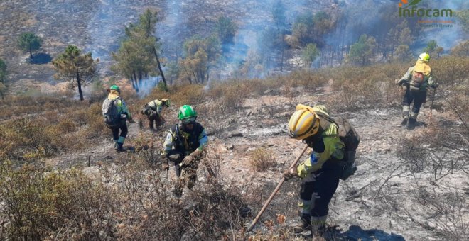 La evolución favorable del incendio de Valdepeñas de la Sierra permite volver a casa a los vecinos de tres localidades