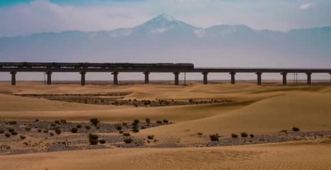 La nueva línea férrea china que cruza el desierto del Taklimakan dispara el turismo