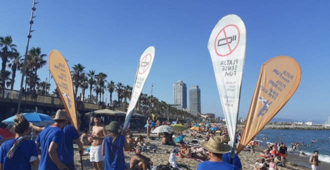 Barcelona prohibeix fumar a totes les platges a partir de la propera setmana
