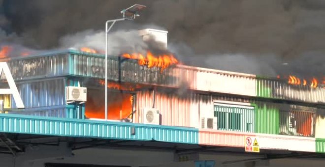 Los bomberos controlan el incendio originado en una nave de frutas de Mercamadrid