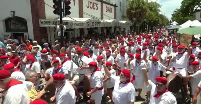 Imitadores de Ernest Hemingway parodian los Sanfermines en Florida