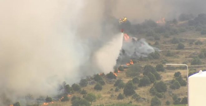 Un nuevo incendio en la zona de El Barraco, en Ávila, mantiene en vilo a 2.000 vecinos