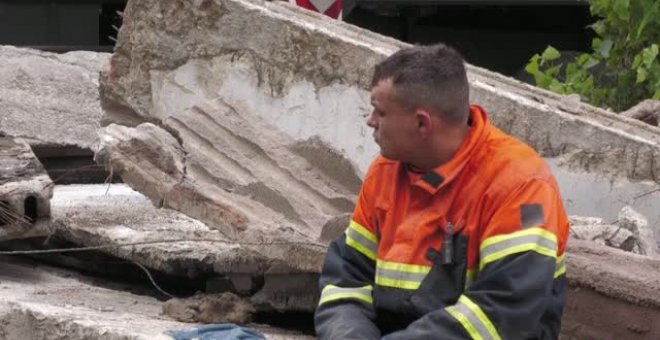 Rescatistas extraen un cuerpo sin vida de los escombros