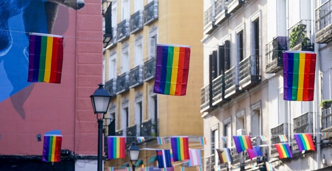 Un juez pide retirar las banderas LGTBI del edificio de los grupos del Ayuntamiento de Madrid a petición de Vox