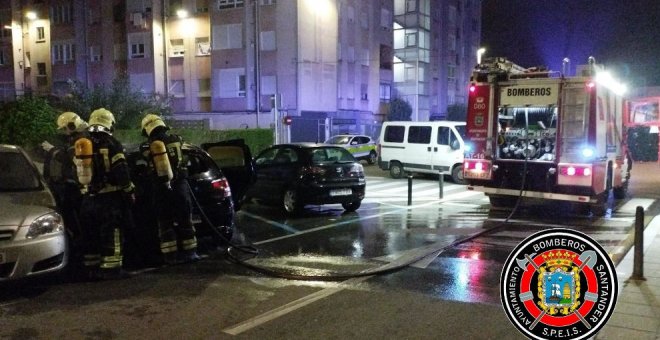 Dos incendios afectan a tres coches en Santander