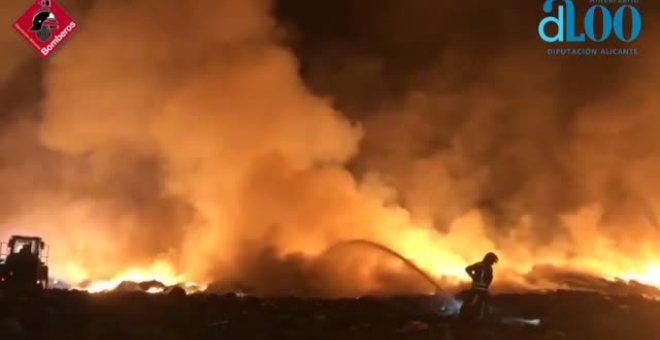 Aparatoso incendio en un vertedero de Alicante