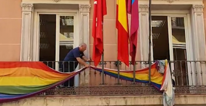 El Ayuntamiento de Madrid retira las banderas LGTBI de los balcones de Más Madrid y PSOE