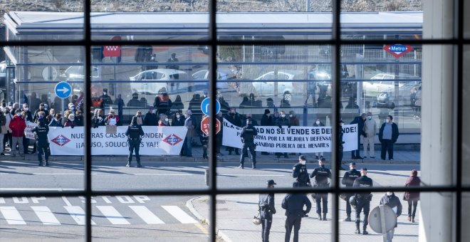 Personal de enfermería denuncia que el Gobierno de Ayuso les obliga a doblar turnos bajo "amenazas" y "chantaje"