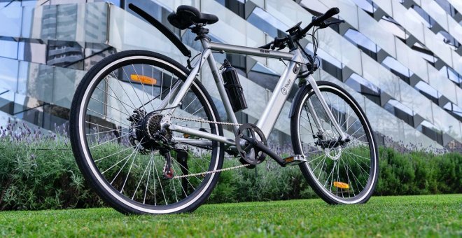 Esta bicicleta eléctrica de "gravel" cuesta 979 euros y se define como una bici de batalla