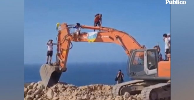 VÍDEO | Activistas se atrincheran en una de las palas del macroproyecto turístico de Tenerife y paralizan parte de las obras