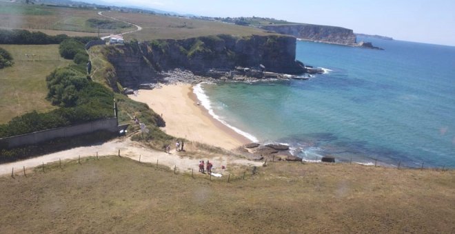 Hallado el cadáver de un hombre flotando en el agua de la playa de Arnillas