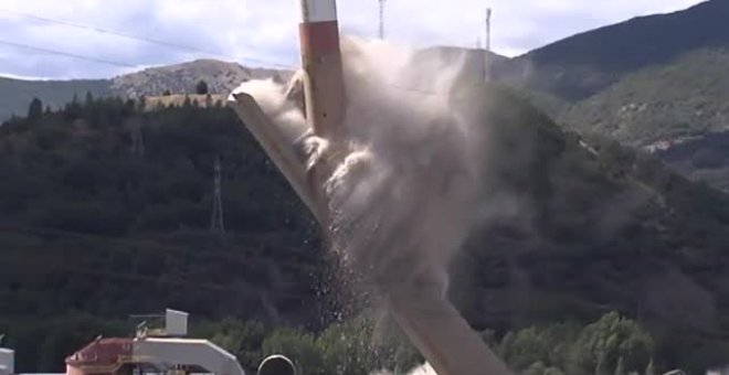 48 kilos de explosivos derriban la chimenea de la central térmica de la Robla