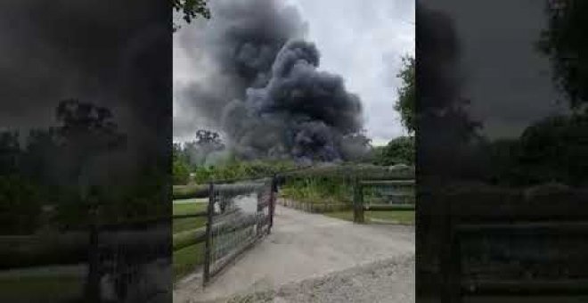 Un incendio calcina parte de un complejo hostelero en la ría de Cubas