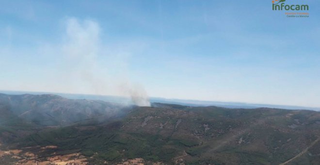 Desalojados los vecinos de dos localidades y confinada una tercera por un nuevo incendio forestal en Sevilleja de la Jara