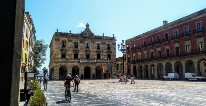 Rodeo al Ayuntamiento de Gijón contra la construcción del hospital privado de Quirón