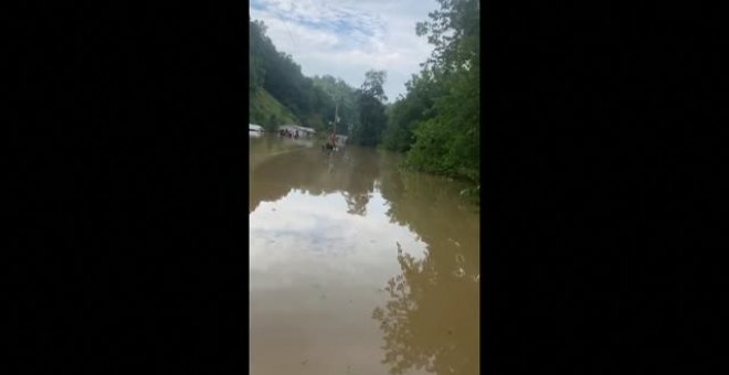 Siguen los rescates in extremis de gente atrapada por las inundaciones en Kentucky