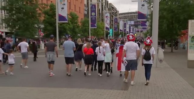 Miles de fans esperan ansiosos la final de la Eurocopa femenina de fútbol entre Inglaterra y Alemania