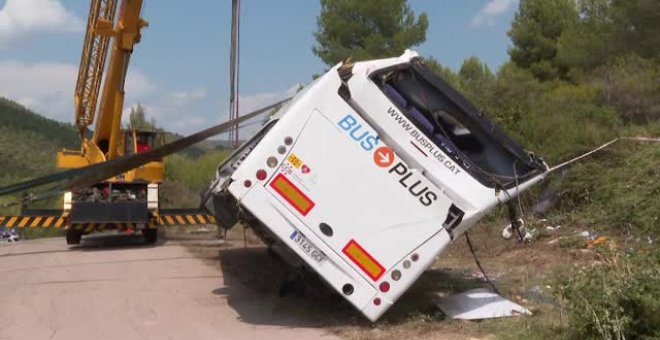 Retiran un autobús que volcó justo antes de llegar a una boda en Rubió (Barcelona)