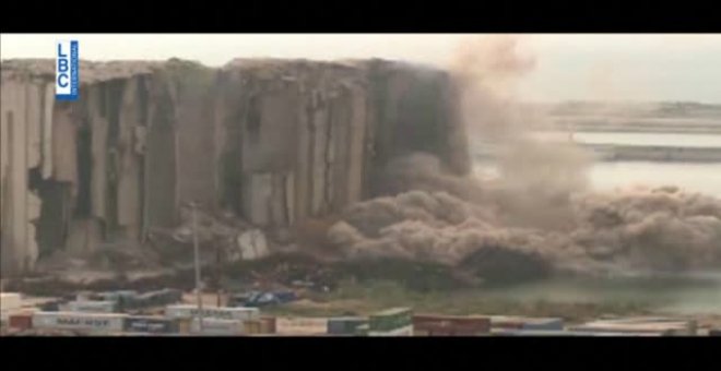 Momento del derrumbe parcial del silo que recuerda la fatídica explosión en el puerto de Beirut