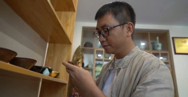 Un restaurador de porcelana de Wuhan defiende su oficio para preservar la memoria