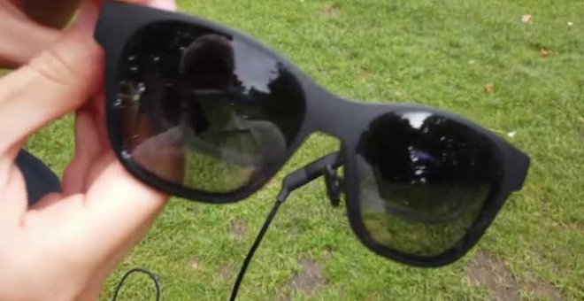 Las nuevas gafas para personas sordas permiten subtitular las voces del entorno