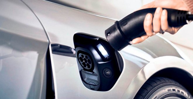 Reducir el precio de los coches eléctricos: carga rápida frente a baterías pesadas y caras