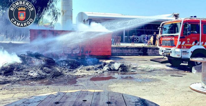 Extinguido un incendio de material de residuos en el exterior de una industria en Muriedas