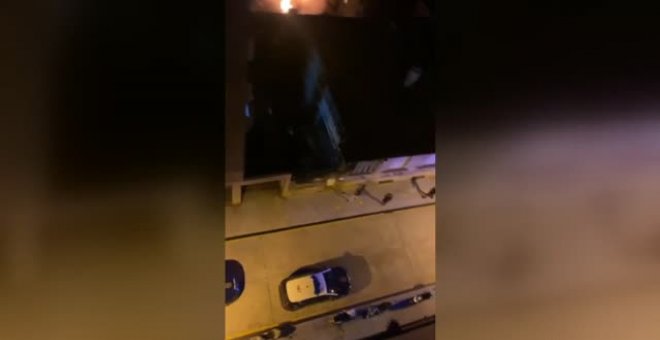 Espectacular incendio en el bajo de un bloque de viviendas en Vigo