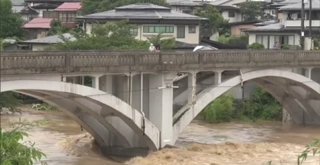 Japón pide la evacuación de 200.000 habitantes por las inundaciones