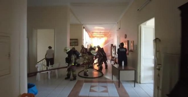 El incendio de un hospital de Estambul fuerza la evacuación de sus pacientes