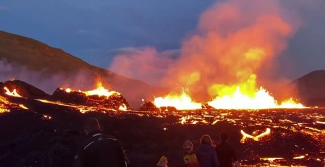 Visitantes se acercan al volcán en erupción de Islandia