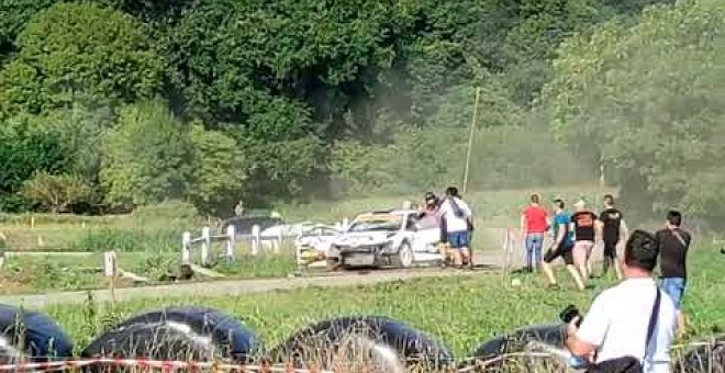 Aparatosos accidentes en el rallye Cristian López, uno de ellos al chocar contra una vivienda