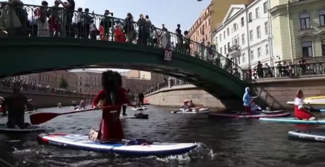 Récord de participantes en el desfile de paddle surf de San Petersburgo