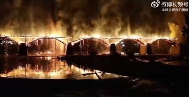Se incendia y colapsa un puente de madera de unos 900 años en China