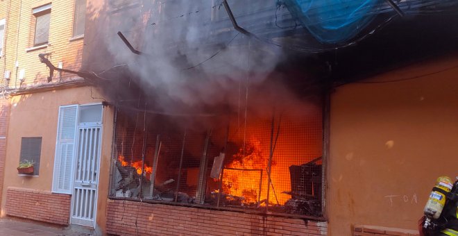 L'incendi de Sant Adrià de Besós en un local ocupat obliga a evacuar una seixantena de veïns i una residència d'avis